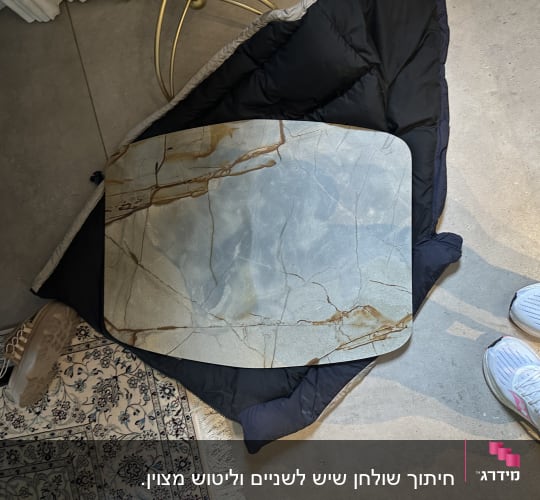 פלטת שיש מעובדת ומלוטשת עם עורקים בגווני כחול וחום